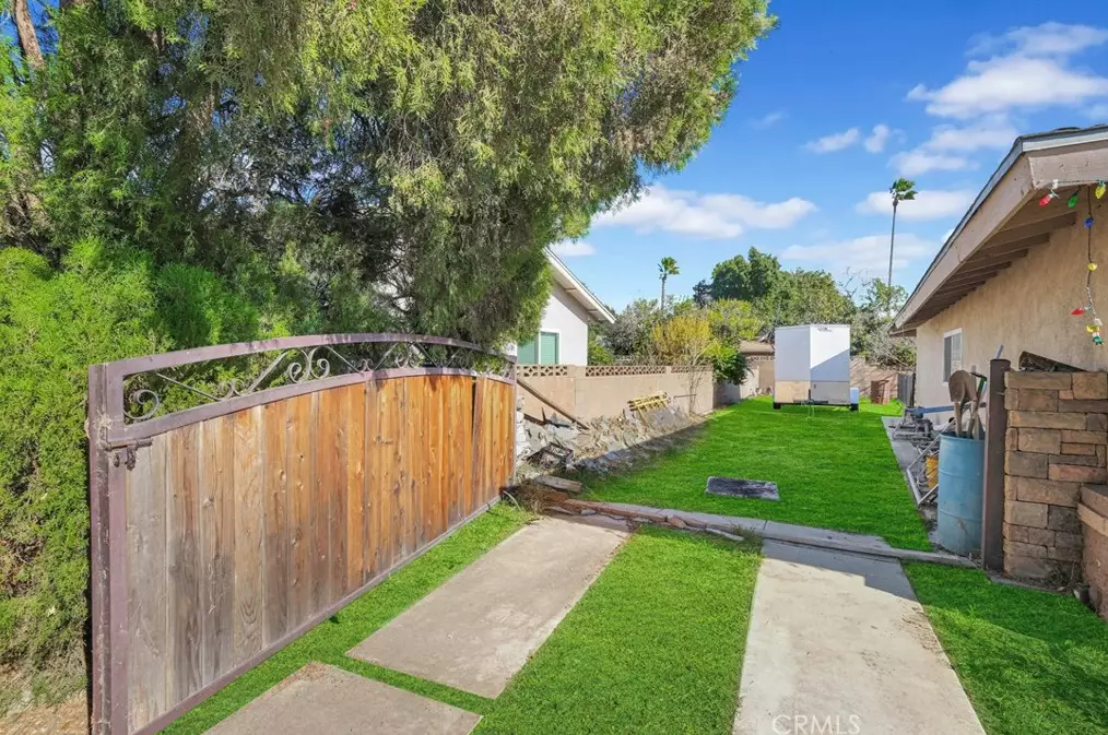 9159 Blanchard Ave, Fontana CA  92335-4806 exterior