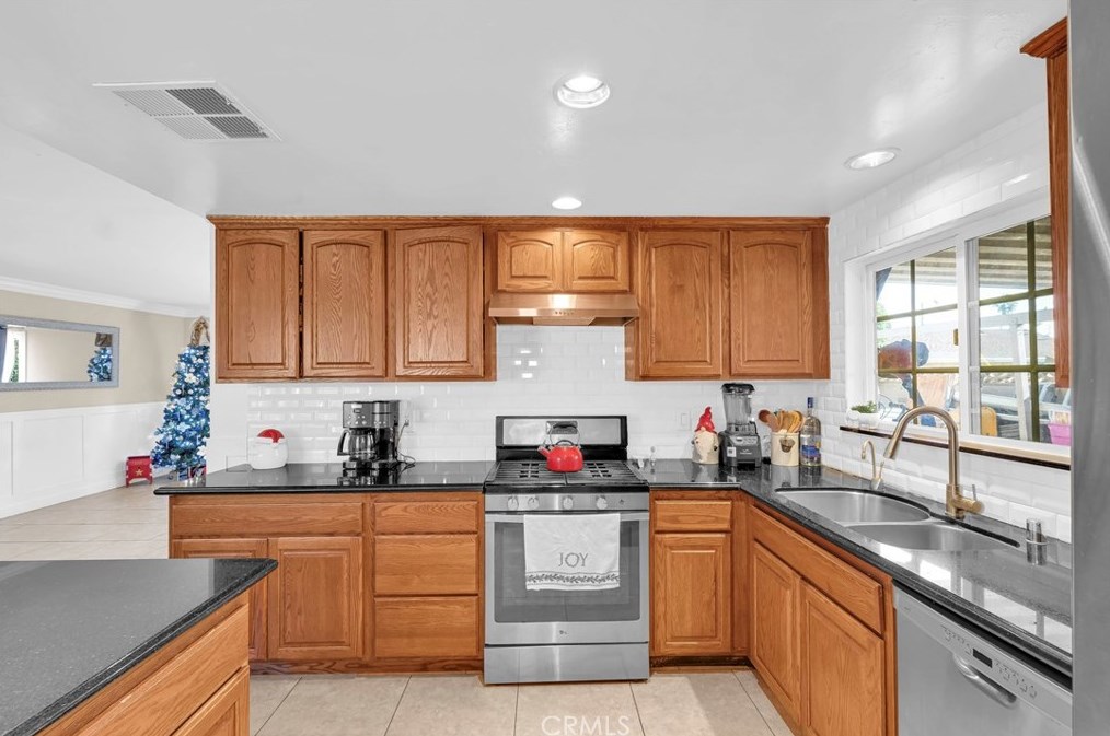 9159 Blanchard Ave, Fontana CA  92335-4806 exterior