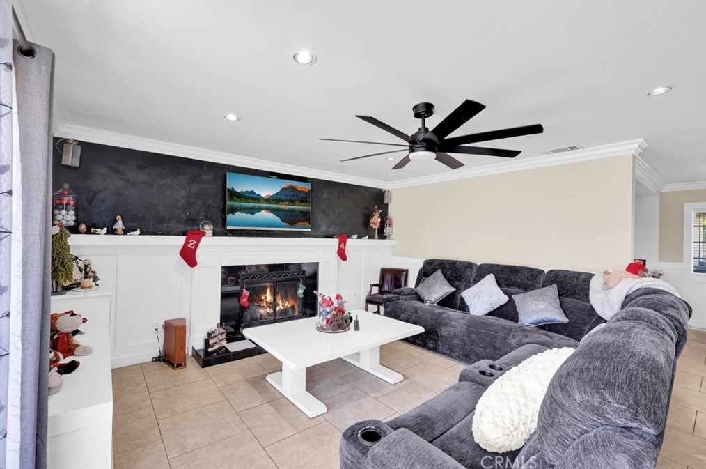 9159 Blanchard Ave, Fontana CA  92335-4804 exterior