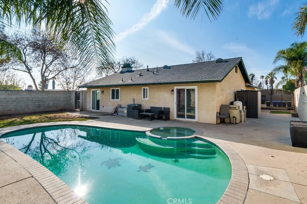 7897 Madrona Dr, Fontana CA  92336-2559 exterior