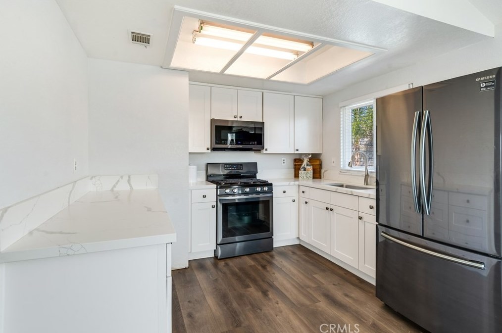 7897 Madrona Dr, Fontana CA  92336-2559 exterior