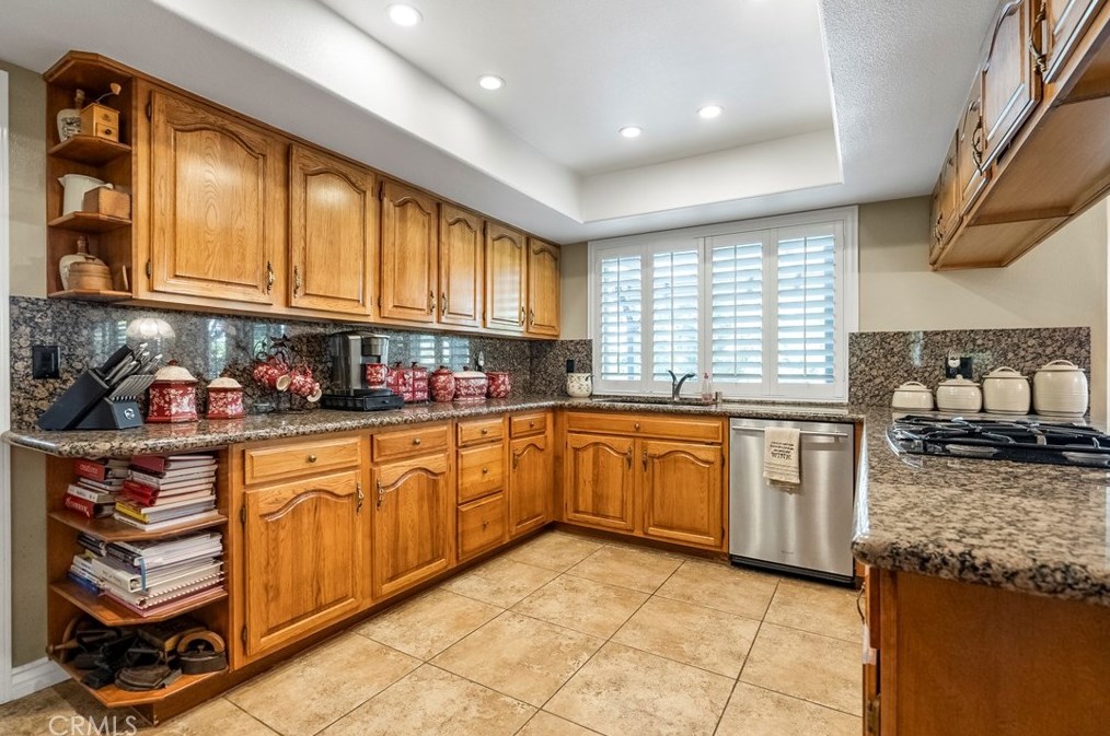 1651 Kingsport Dr, Riverside CA  92506-5451 exterior