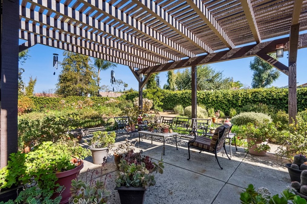 1651 Kingsport Dr, Riverside CA  92506-5451 exterior