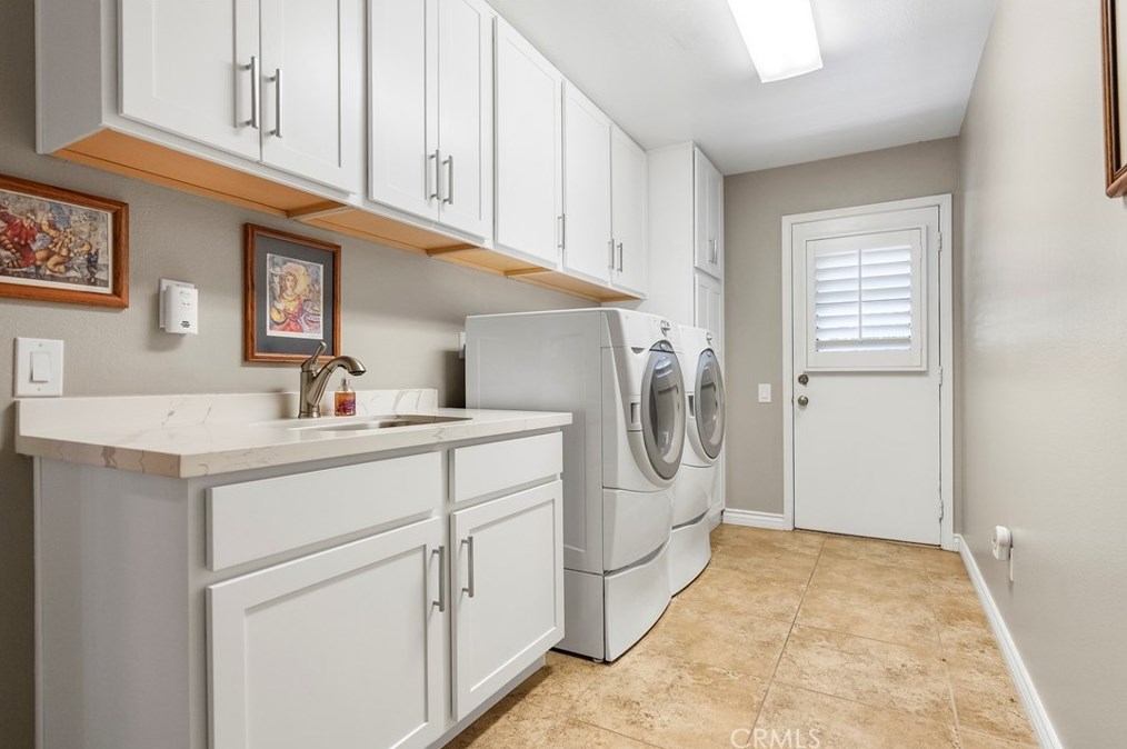 1651 Kingsport Dr, Riverside CA  92506-5451 exterior