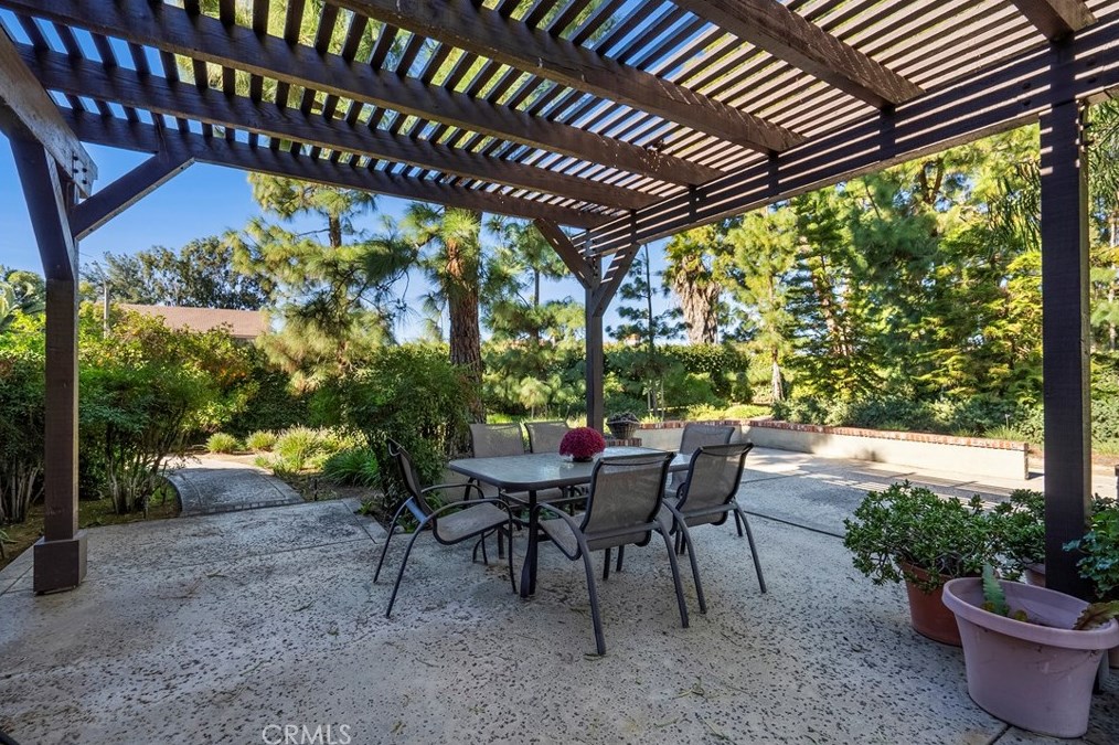 1651 Kingsport Dr, Riverside CA  92506-5451 exterior