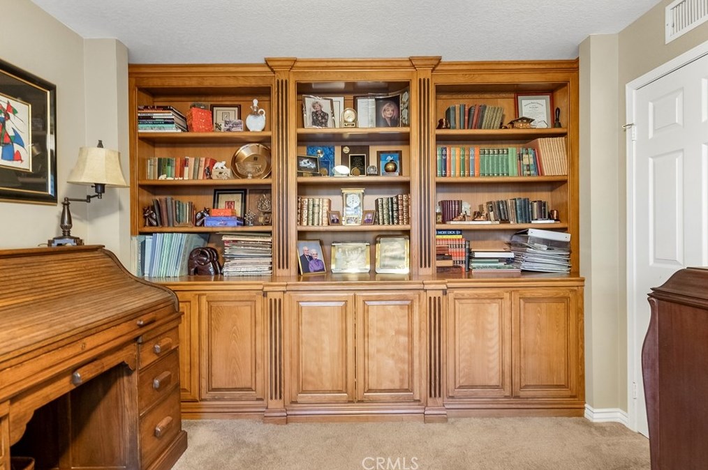 1651 Kingsport Dr, Riverside CA  92506-5451 exterior