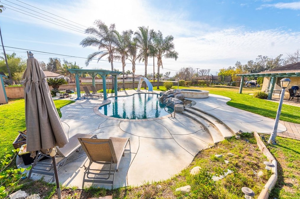 4566 Prairie View Dr, Riverside CA  92509-7136 exterior