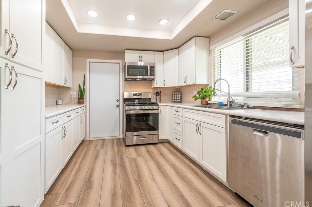 4566 Prairie View Dr, Riverside CA  92509-7136 exterior