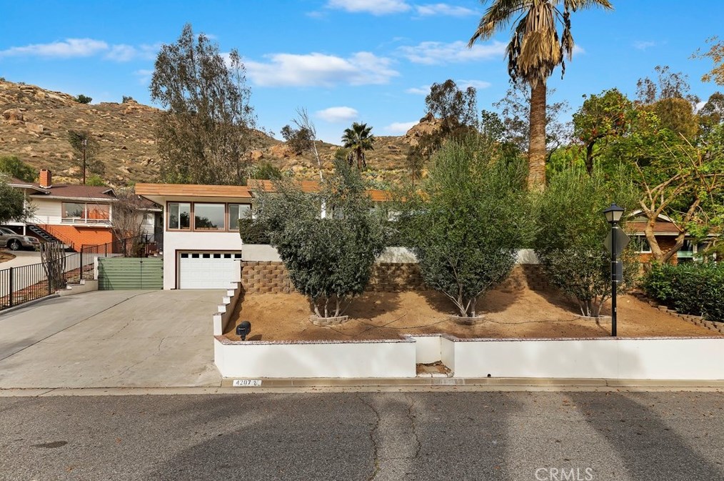 4207 Miramonte Pl, Riverside CA  92501-3054 exterior