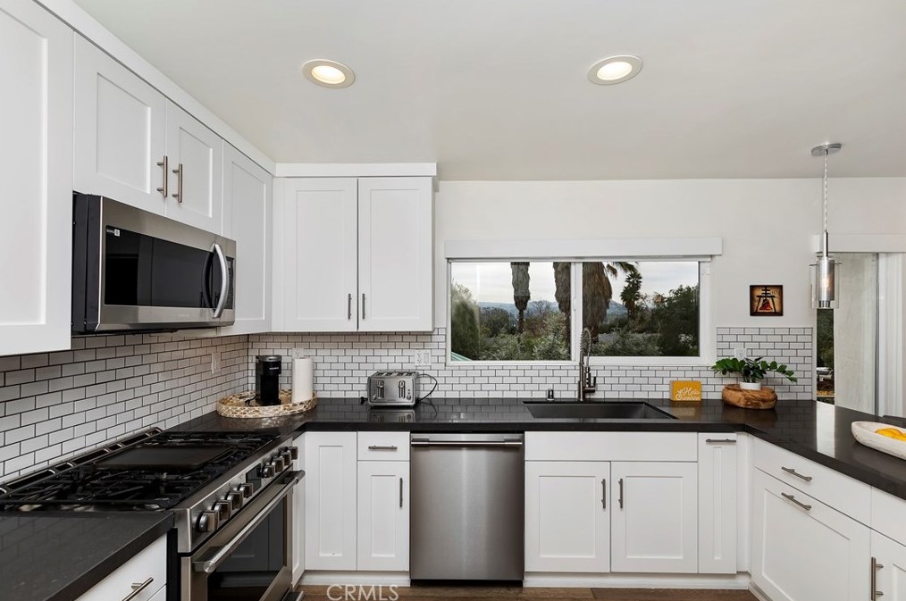 4207 Miramonte Pl, Riverside CA  92501-3054 exterior