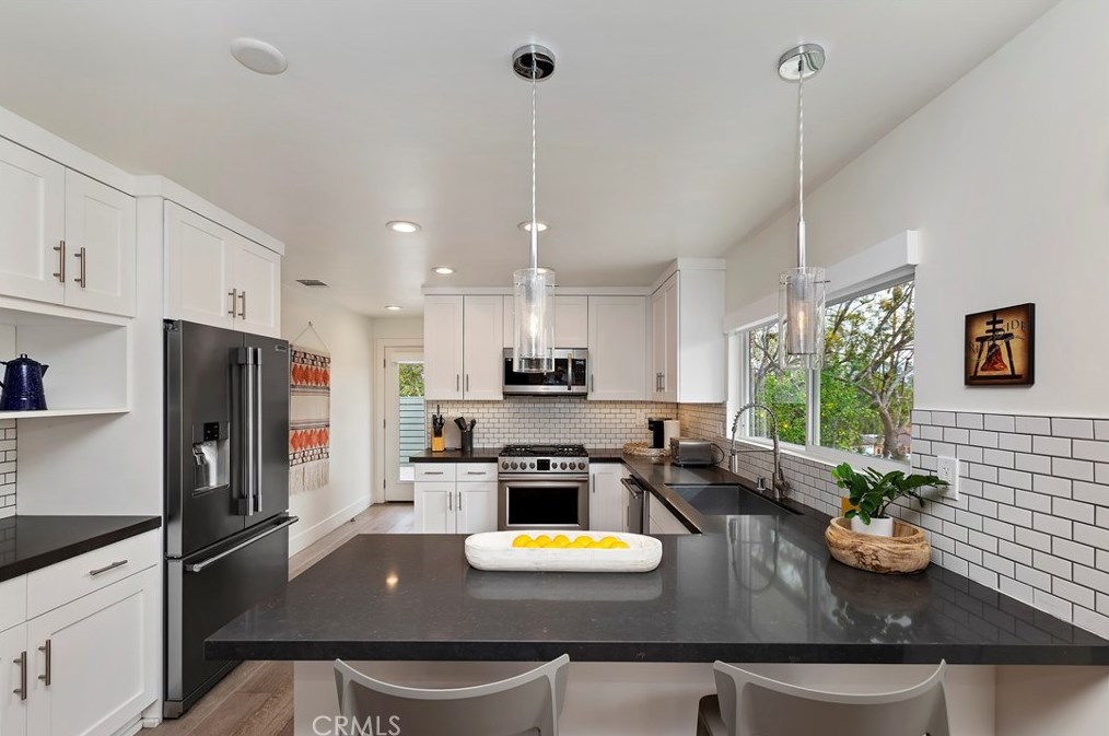 4207 Miramonte Pl, Riverside CA  92501-3054 exterior