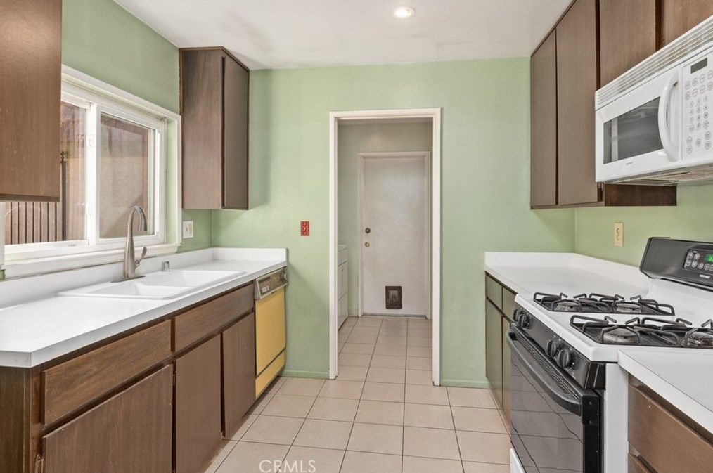 5710 Falling Leaf Ln, Riverside CA  92509-7310 exterior