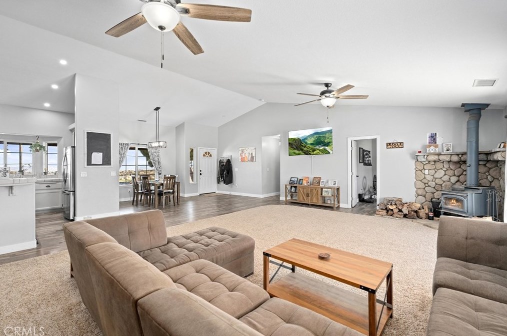 7085 Cygnet Rd, Phelan CA  92371-6926 exterior