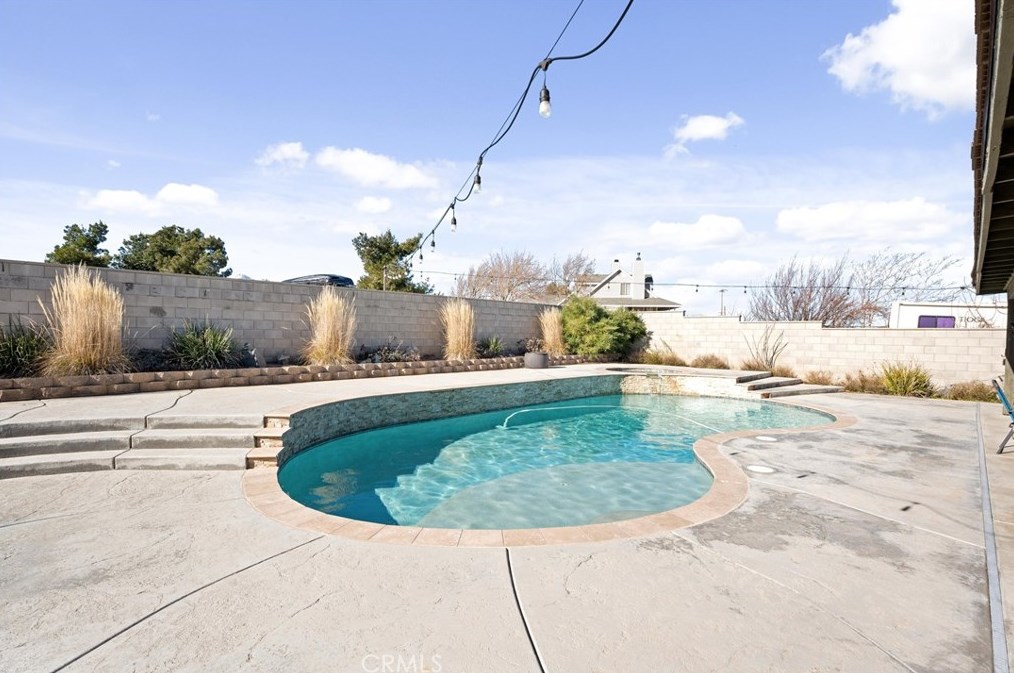 7085 Cygnet Rd, Phelan CA  92371-6926 exterior