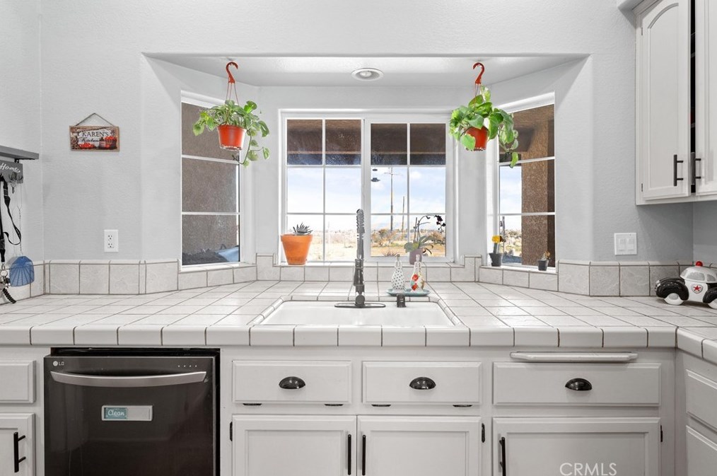 7085 Cygnet Rd, Phelan CA  92371-6926 exterior