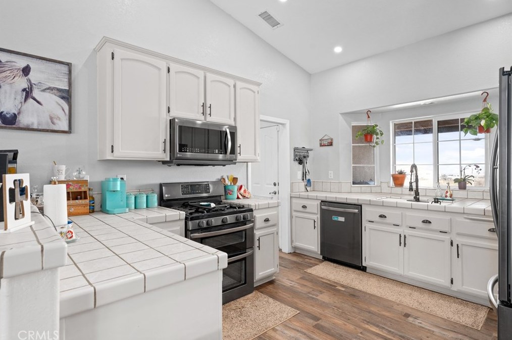 7085 Cygnet Rd, Phelan CA  92371-6926 exterior