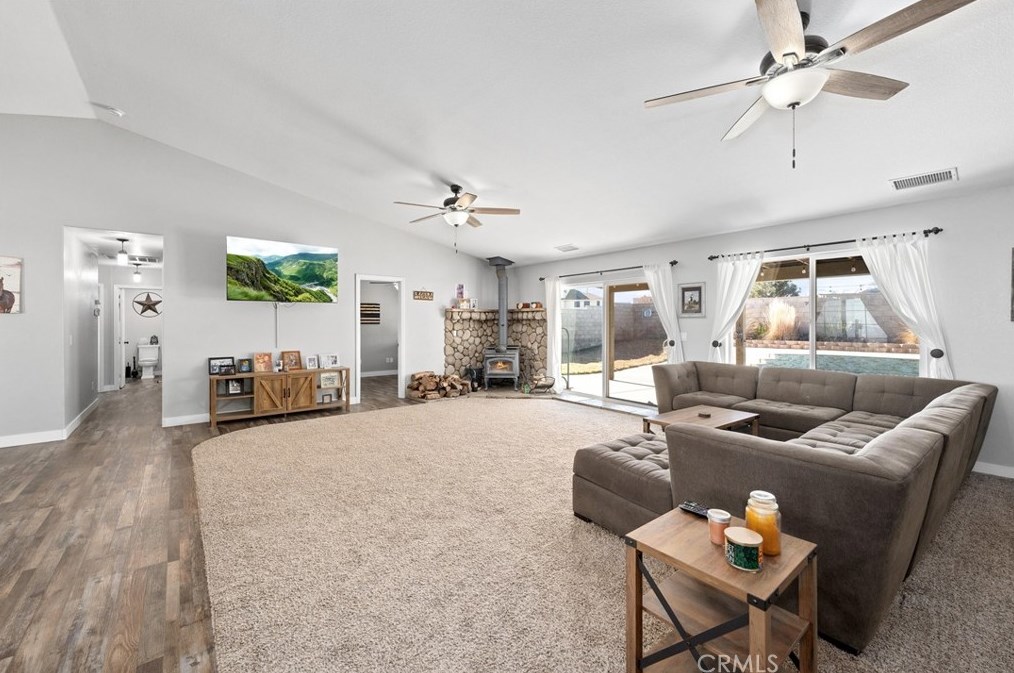 7085 Cygnet Rd, Phelan CA  92371-6926 exterior