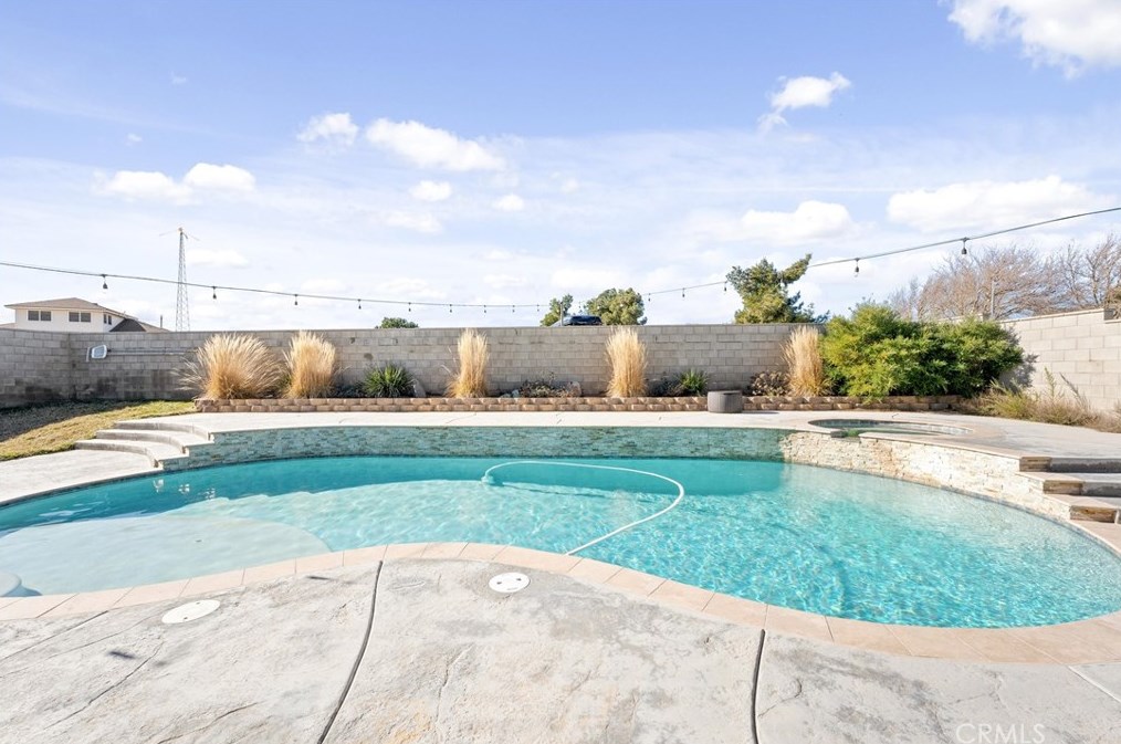 7085 Cygnet Rd, Phelan CA  92371-6926 exterior