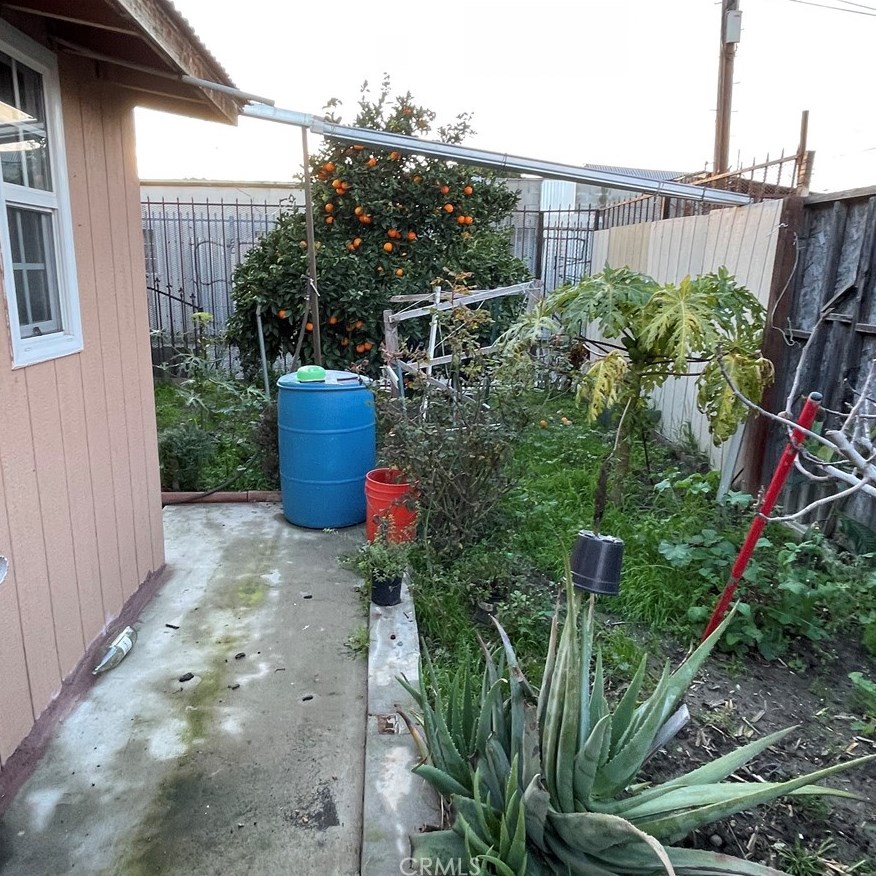 1523 83rd St, Los Angeles CA  90001-3905 exterior