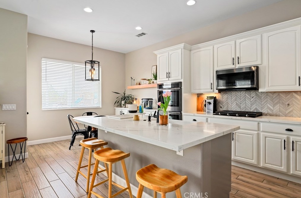 10992 Dandelion Ln, Apple Valley CA  92308-3651 exterior