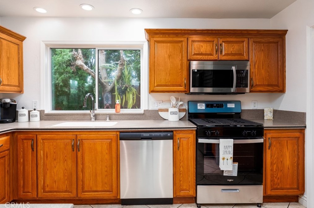 10956 Stonehenge Pl, Riverside CA  92503-5929 exterior