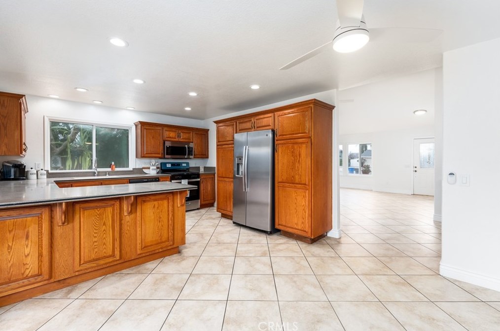 10956 Stonehenge Pl, Riverside CA  92503-5929 exterior