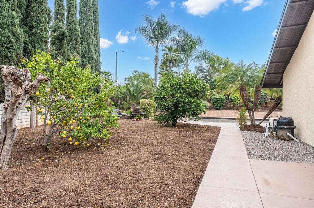 10956 Stonehenge Pl, Riverside CA  92503-5929 exterior