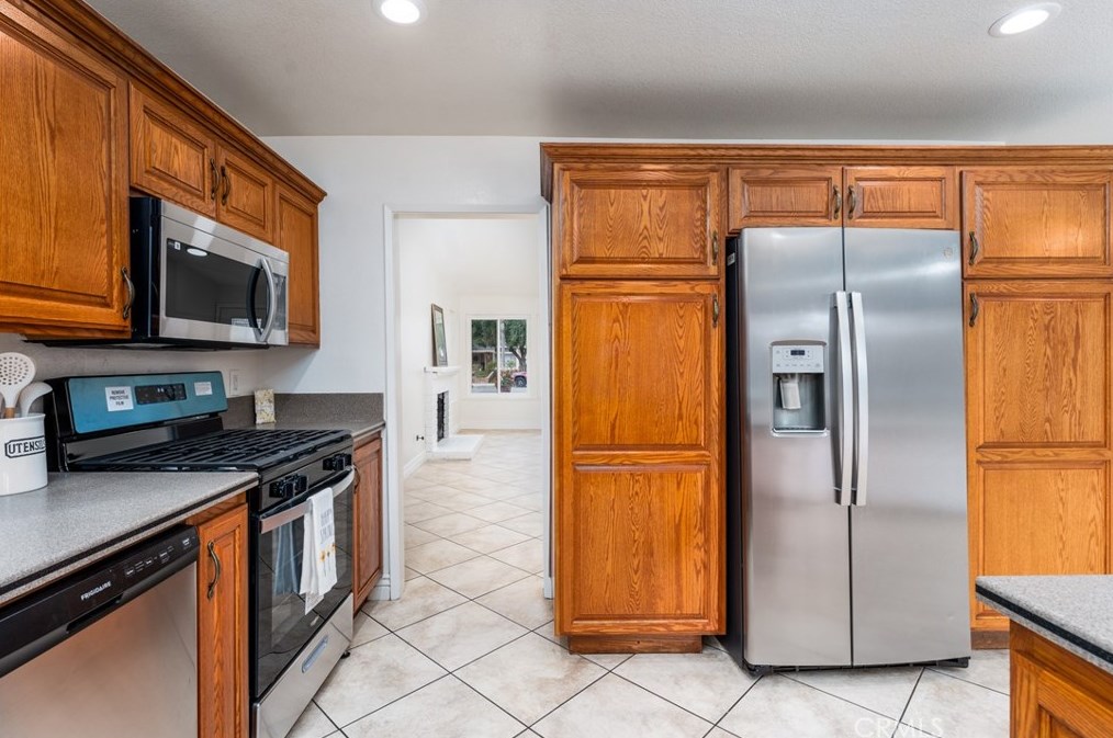 10956 Stonehenge Pl, Riverside CA  92503-5929 exterior