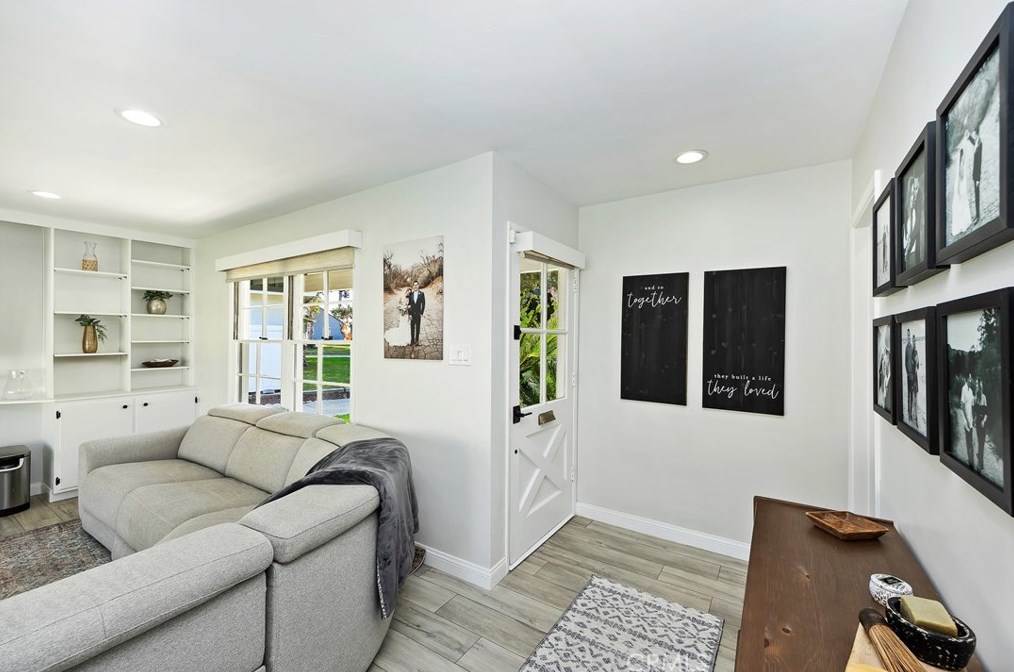 3380 Mono Dr, Riverside CA  92506-2116 exterior