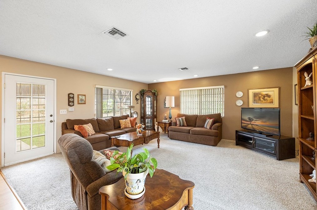 6290 Raleigh St, Riverside CA  92506-2061 exterior