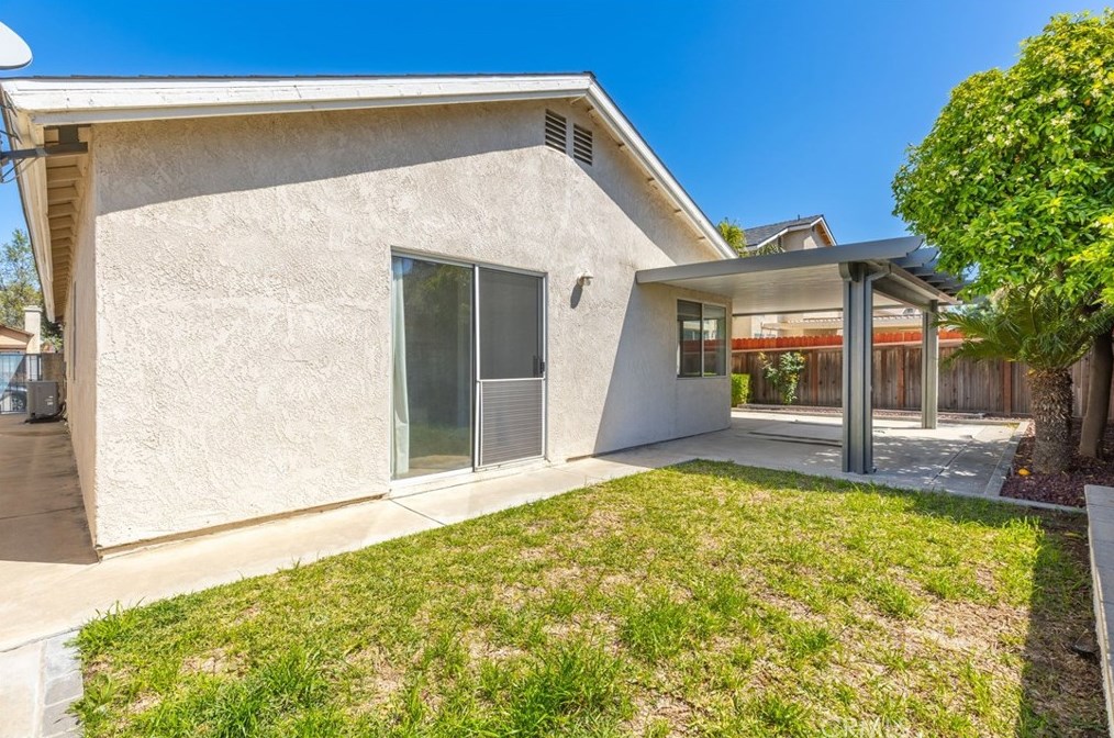 14131 Long View Dr, Fontana CA  92337-8362 exterior