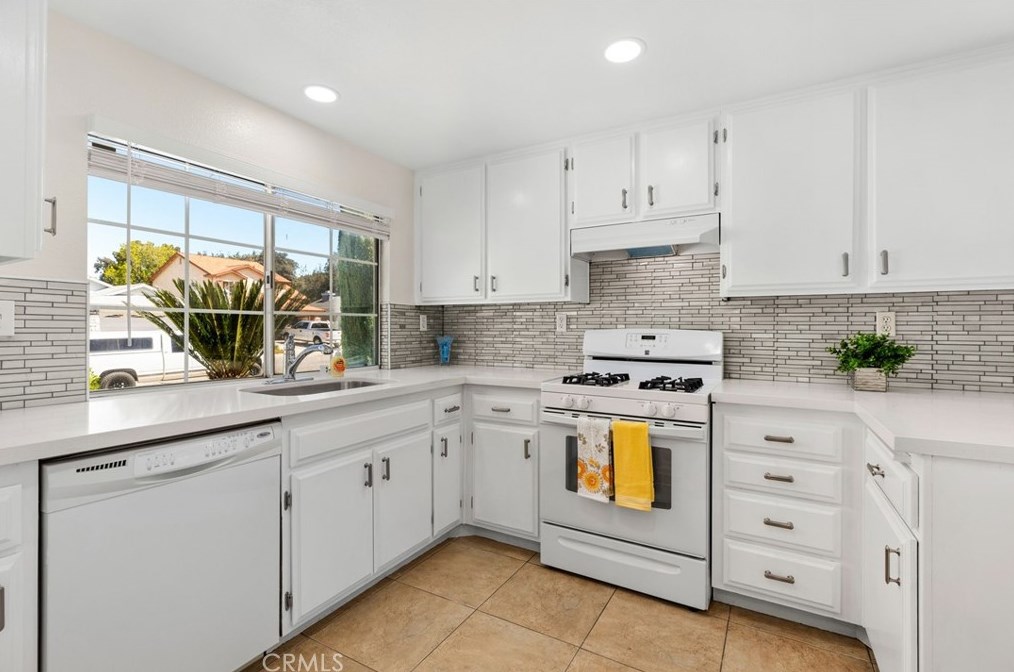 14131 Long View Dr, Fontana CA  92337-8362 exterior