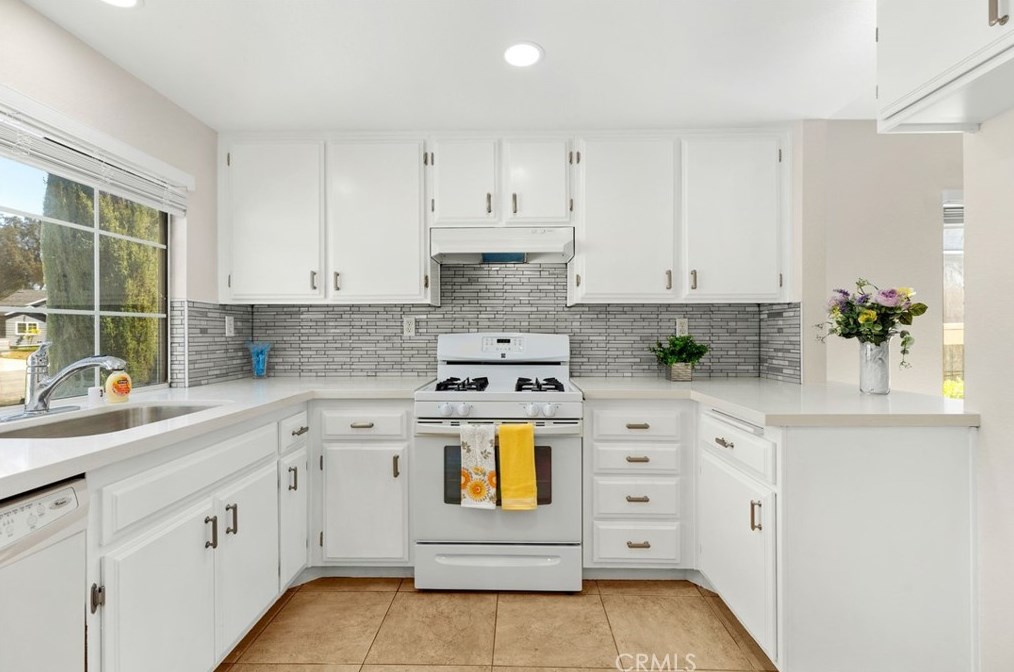 14131 Long View Dr, Fontana CA  92337-8362 exterior