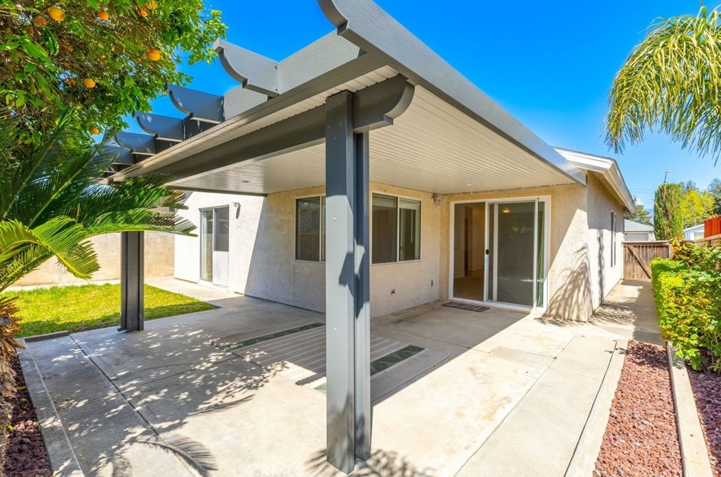 14131 Long View Dr, Fontana CA  92337-8362 exterior