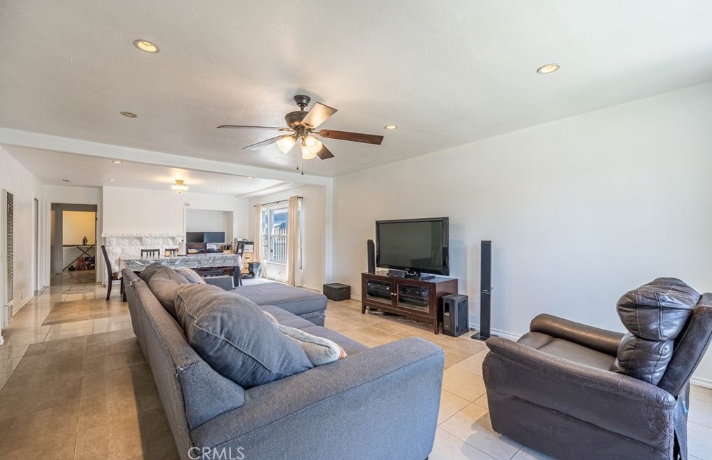 2249 30th St, Los Angeles CA  90018-2543 exterior