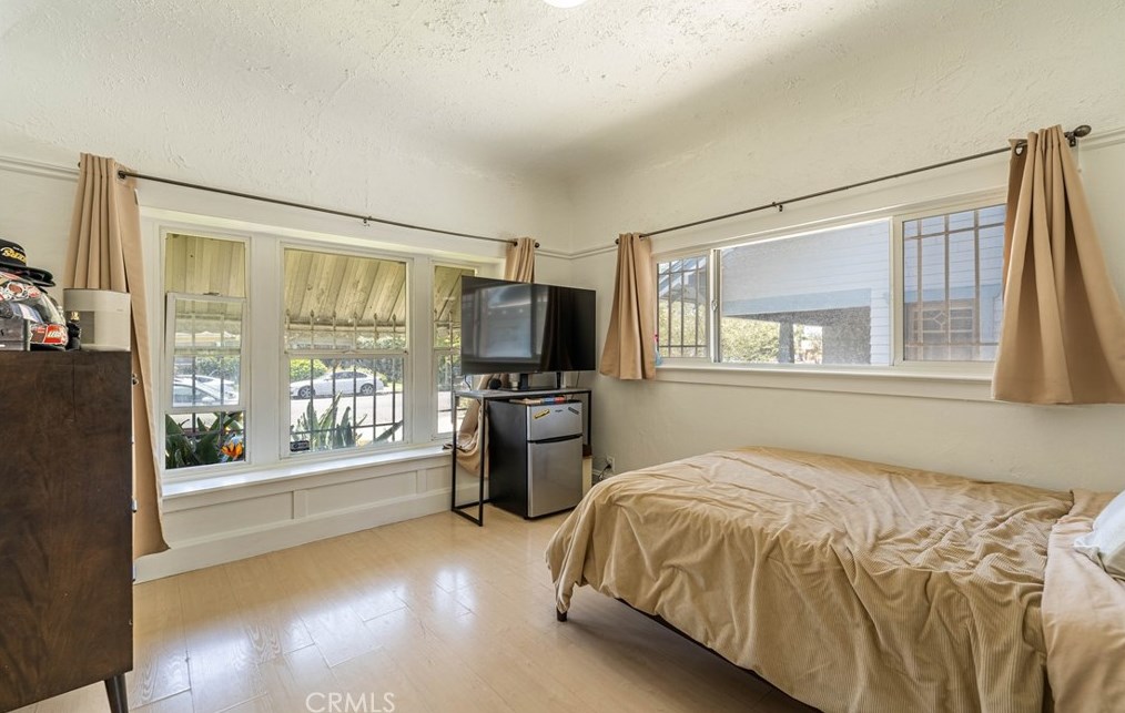 2249 30th St, Los Angeles CA  90018-2543 exterior