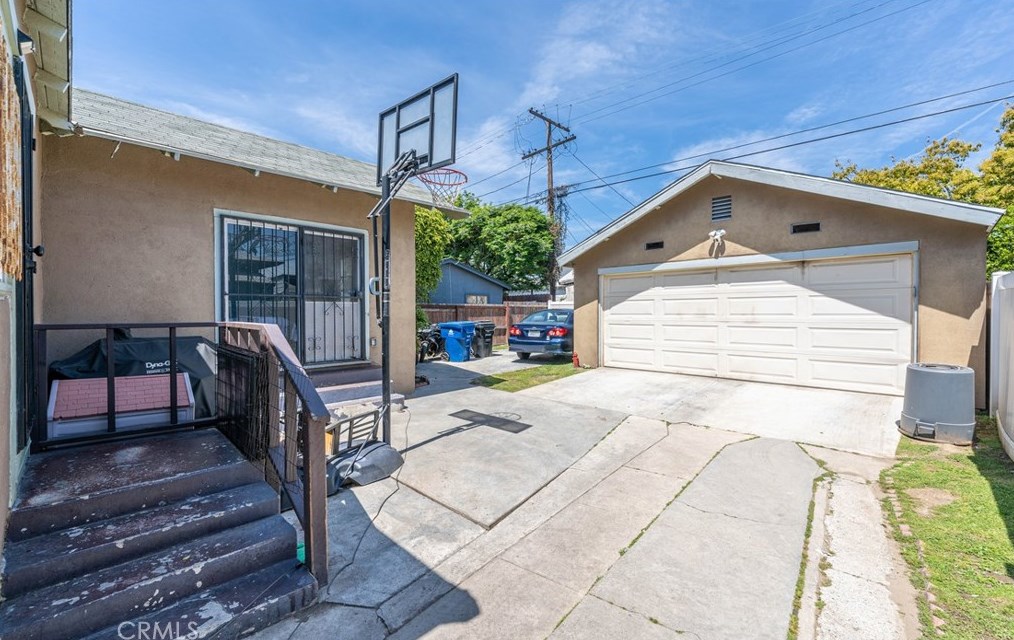 2249 30th St, Los Angeles CA  90018-2543 exterior