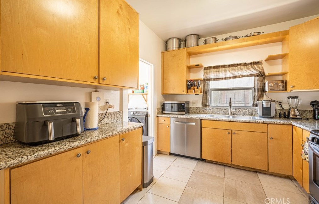 2249 30th St, Los Angeles CA  90018-2543 exterior