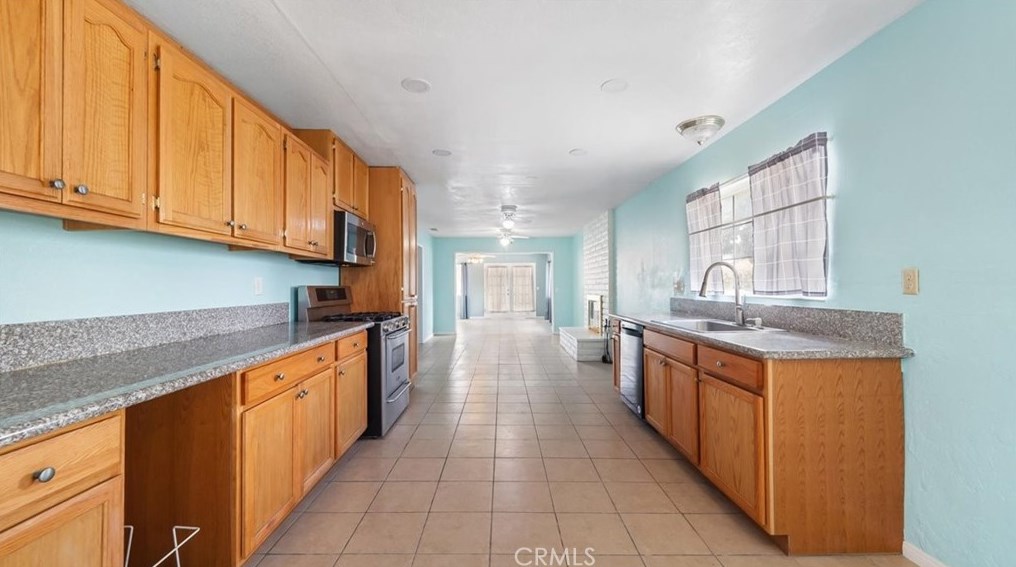 13095 Skiomah Rd, Apple Valley CA  92308-6321 exterior