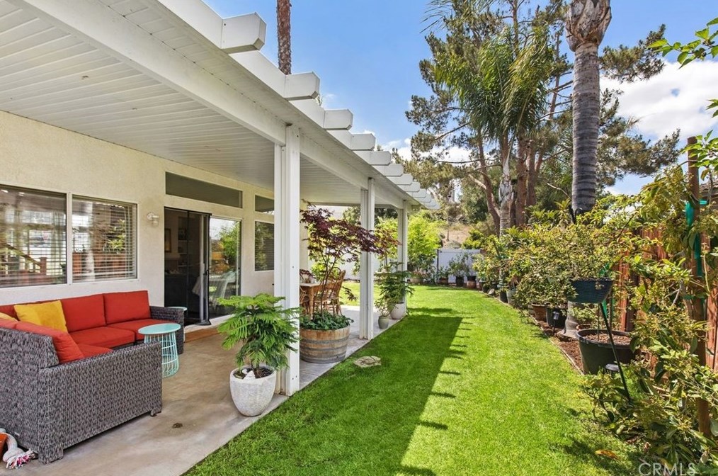 1502 Prestwick Dr, Riverside CA  92507-8447 exterior