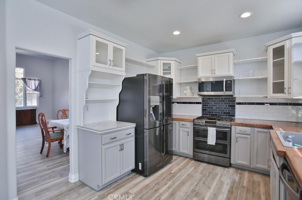 13269 Via Del Lago, Victorville CA  92392-8634 exterior