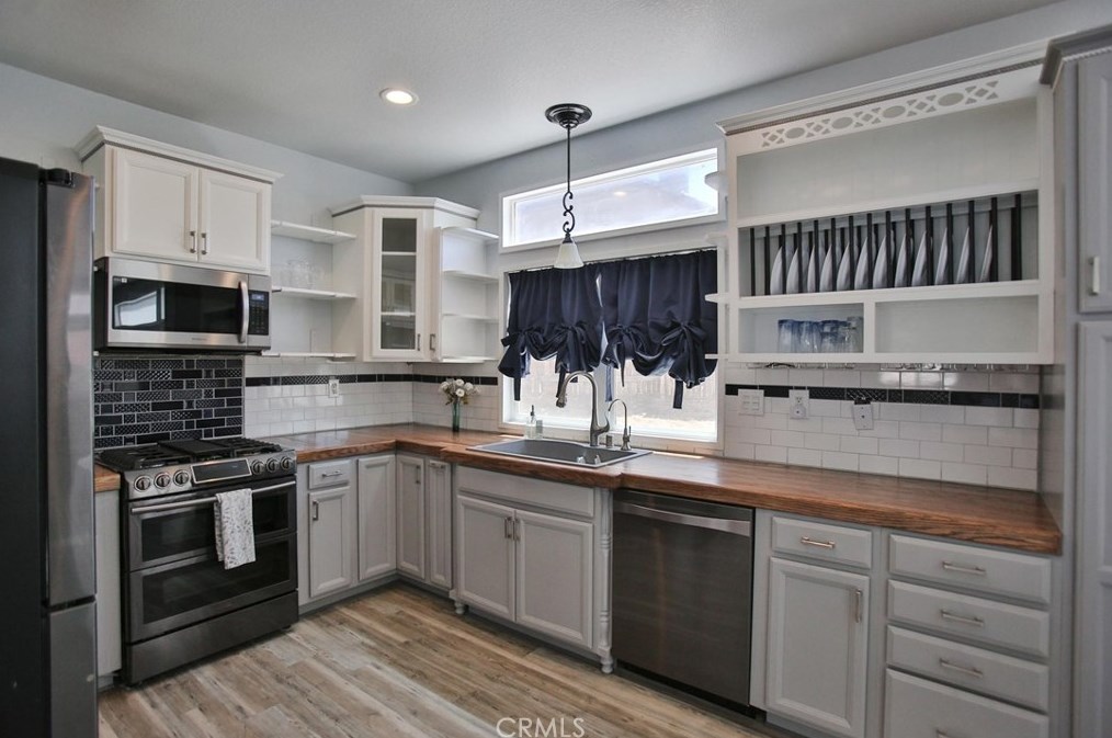 13269 Via Del Lago, Victorville CA  92392-8634 exterior