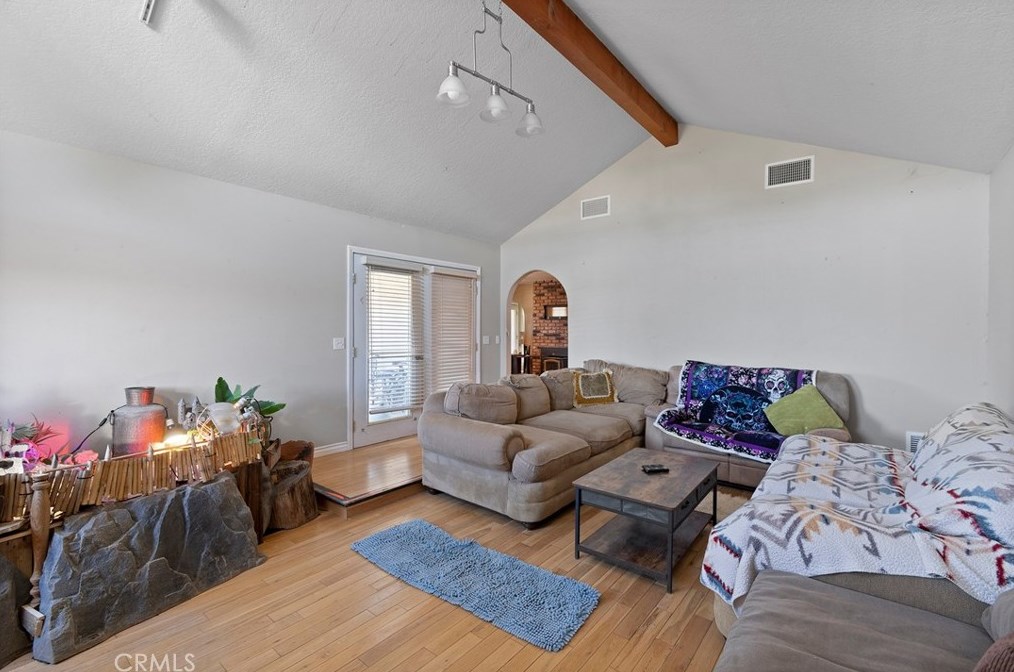 14360 Pawnee Rd, Apple Valley CA  92307-4275 exterior