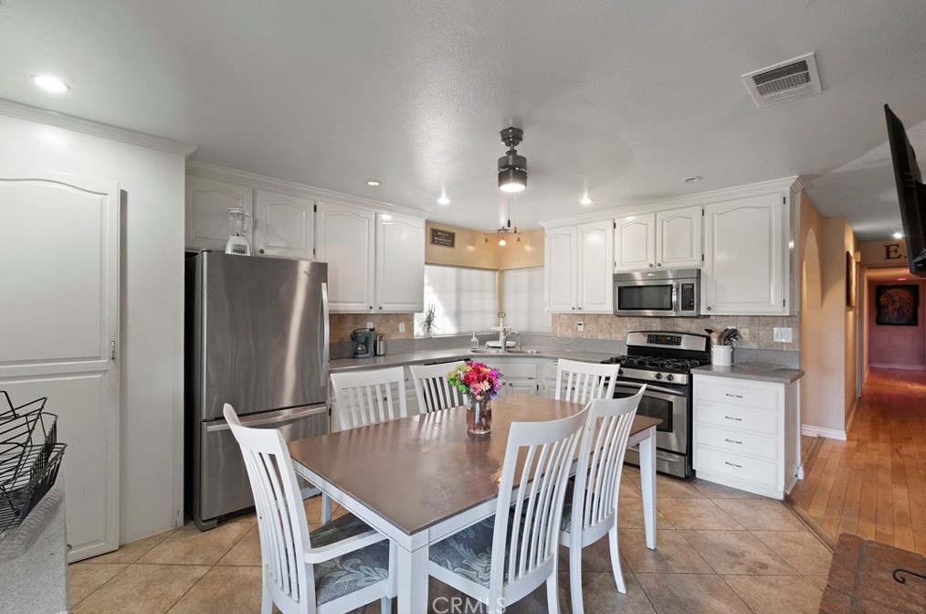 14360 Pawnee Rd, Apple Valley CA  92307-4275 exterior