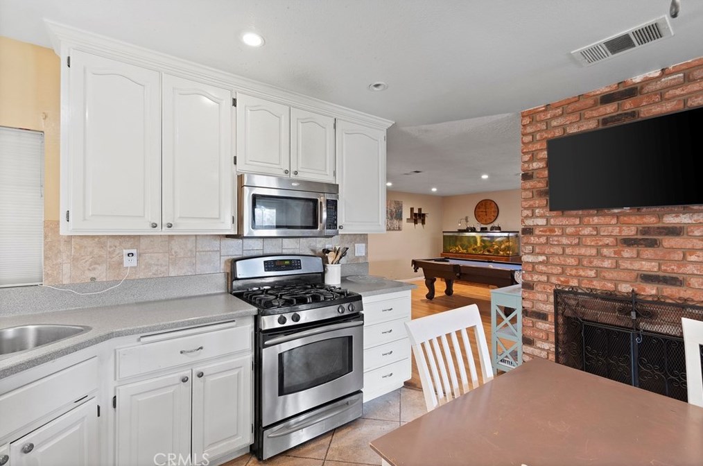 14360 Pawnee Rd, Apple Valley CA  92307-4275 exterior