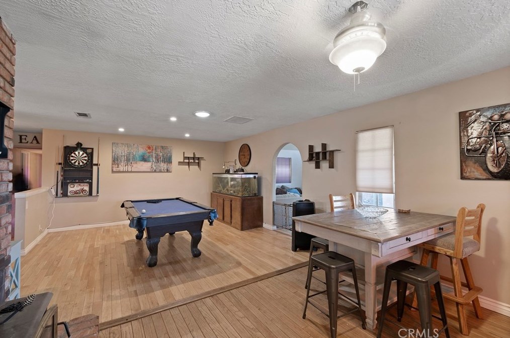 14360 Pawnee Rd, Apple Valley CA  92307-4275 exterior