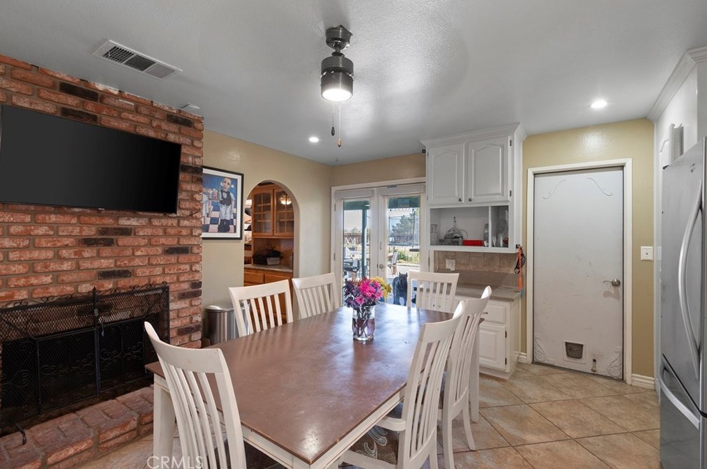 14360 Pawnee Rd, Apple Valley CA  92307-4275 exterior