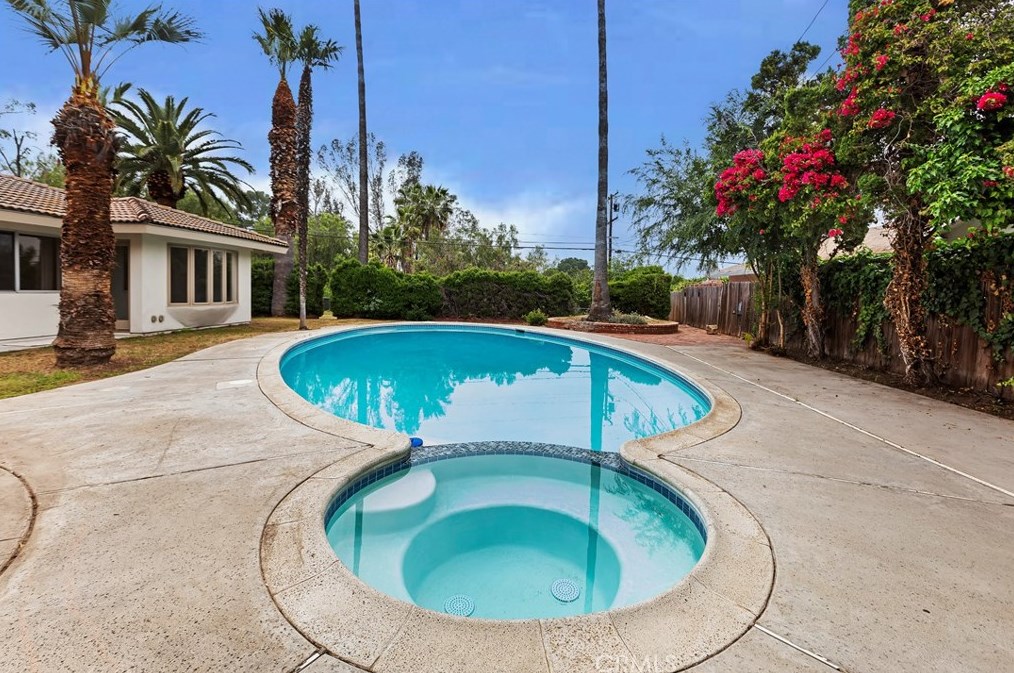 4055 Mt Vernon Ave, Riverside CA  92507-4805 exterior