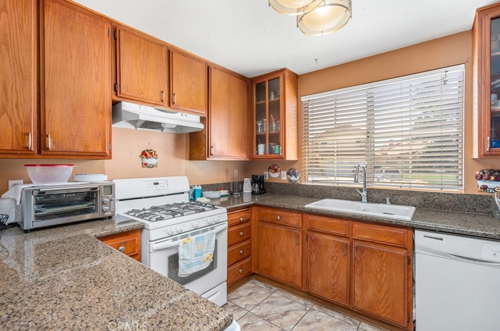 12472 Bridgewood Ln, Victorville CA  92395-8847 exterior