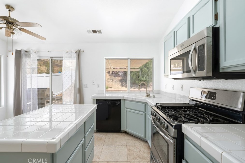 31670 Willow View Pl, Lake Elsinore CA  92532-0401 exterior